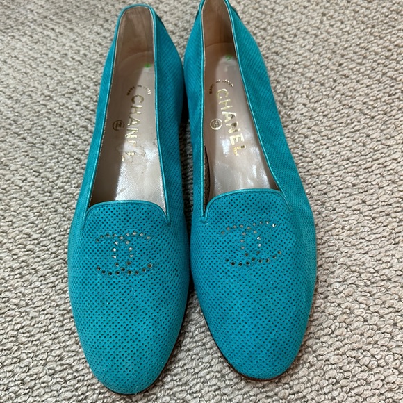 Chanel perforated suede flats - Picture 2 of 4